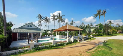 Koh Samui villa entourée de palmiers.