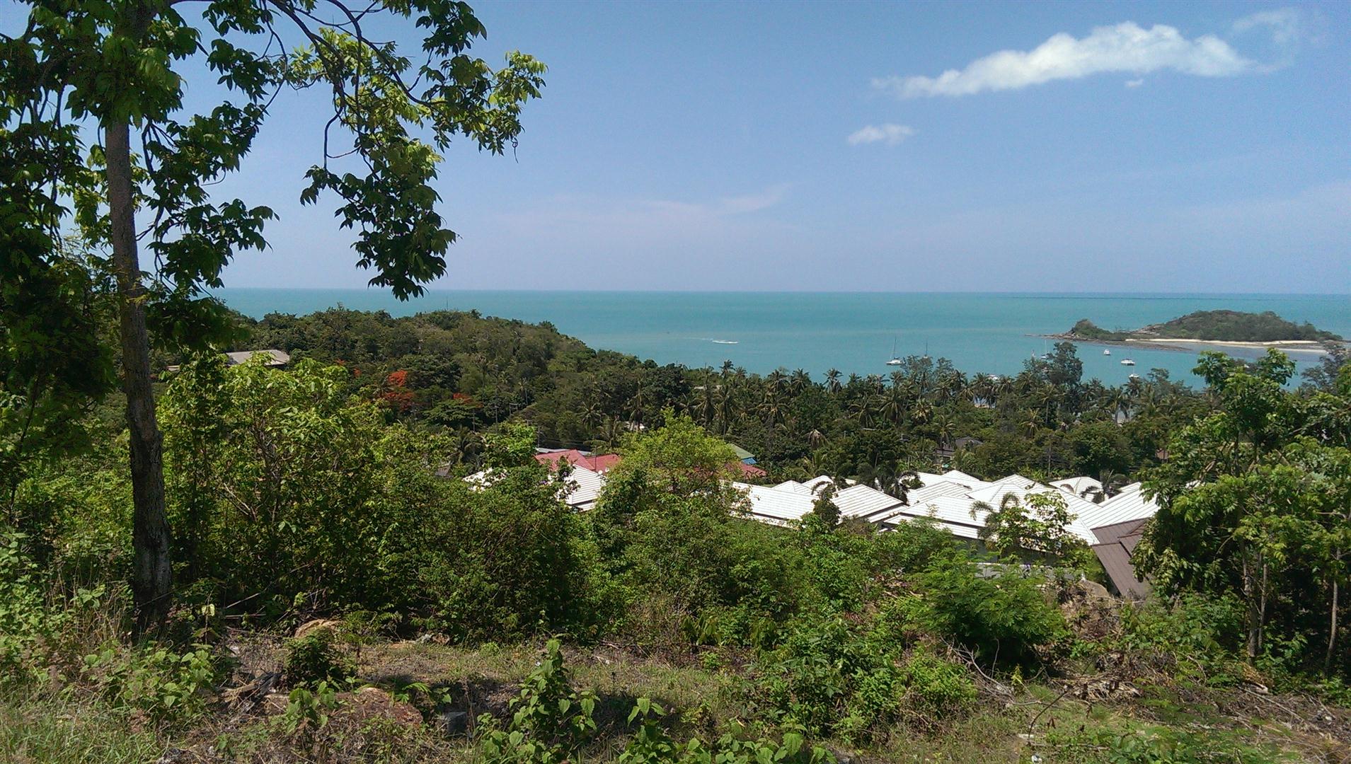 Beau terrain vue mer sur la colline