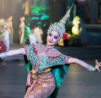 Femme en costume traditionnel thaïlandais exécutant la danse traditionnelle thaïlandaise.