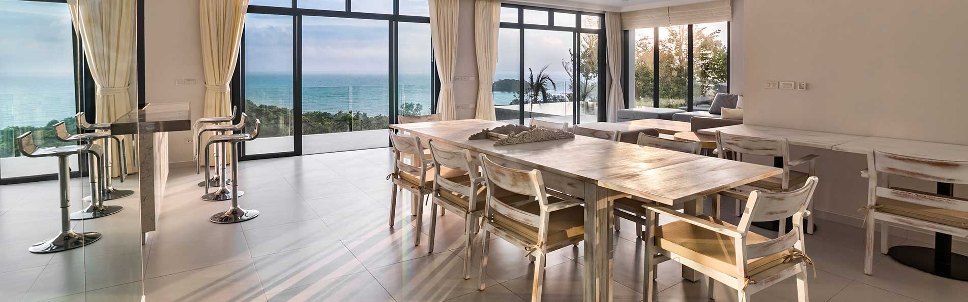 Villa salle à manger avec vue sur l'océan.