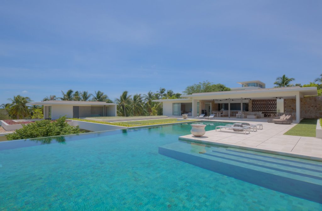 6 bedroom sea view villa with large swimming pool