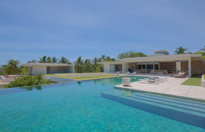 6 bedroom sea view villa with large swimming pool