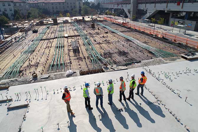 在大型建筑工地上戴着安全帽的建筑工人。