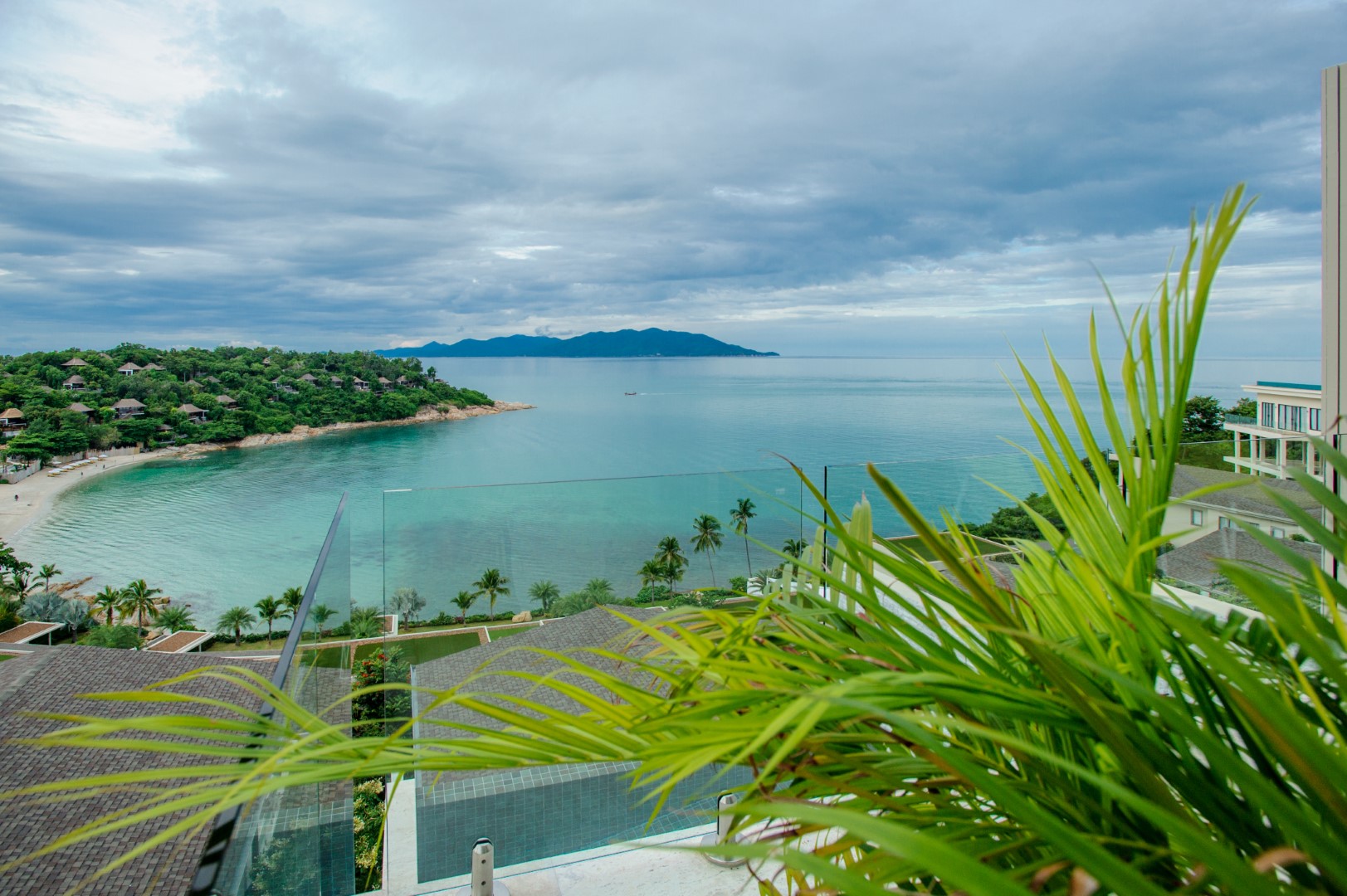 Sea view villa with beach access