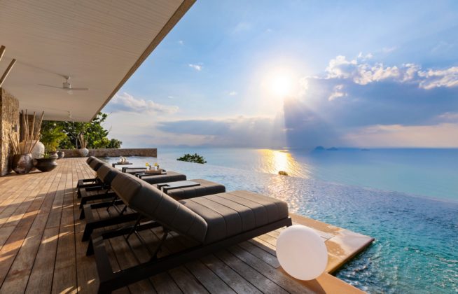 4 bedroom sea view villa close to the water