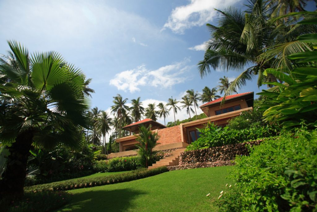4 bedrooms, sea views, manicured garden