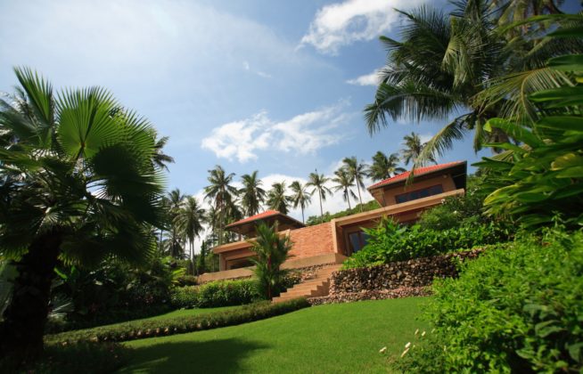 4 bedrooms, sea views, manicured garden