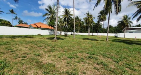 Flat building plot close to the beach