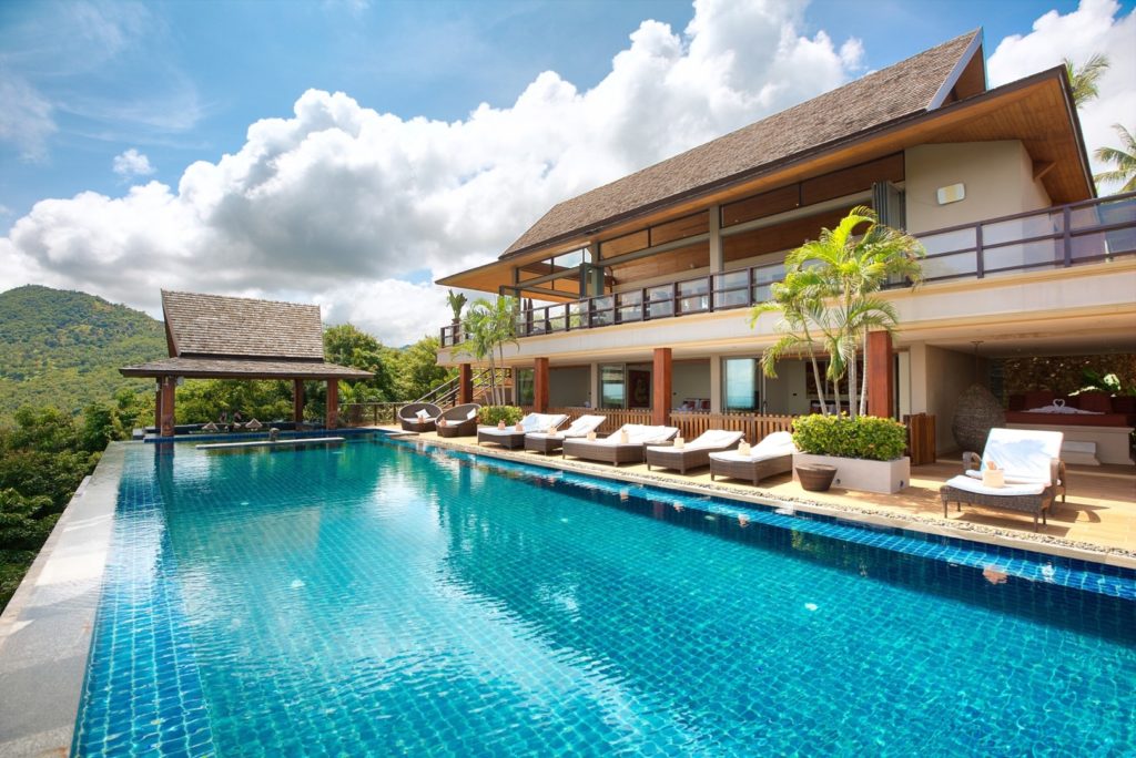 5 bedroom sea view villa located near the action