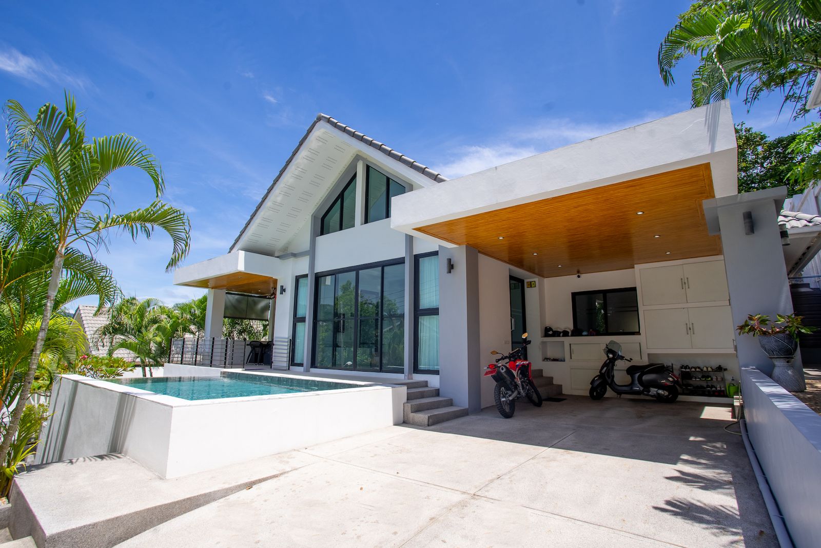 1 3 bed pool villa close to town