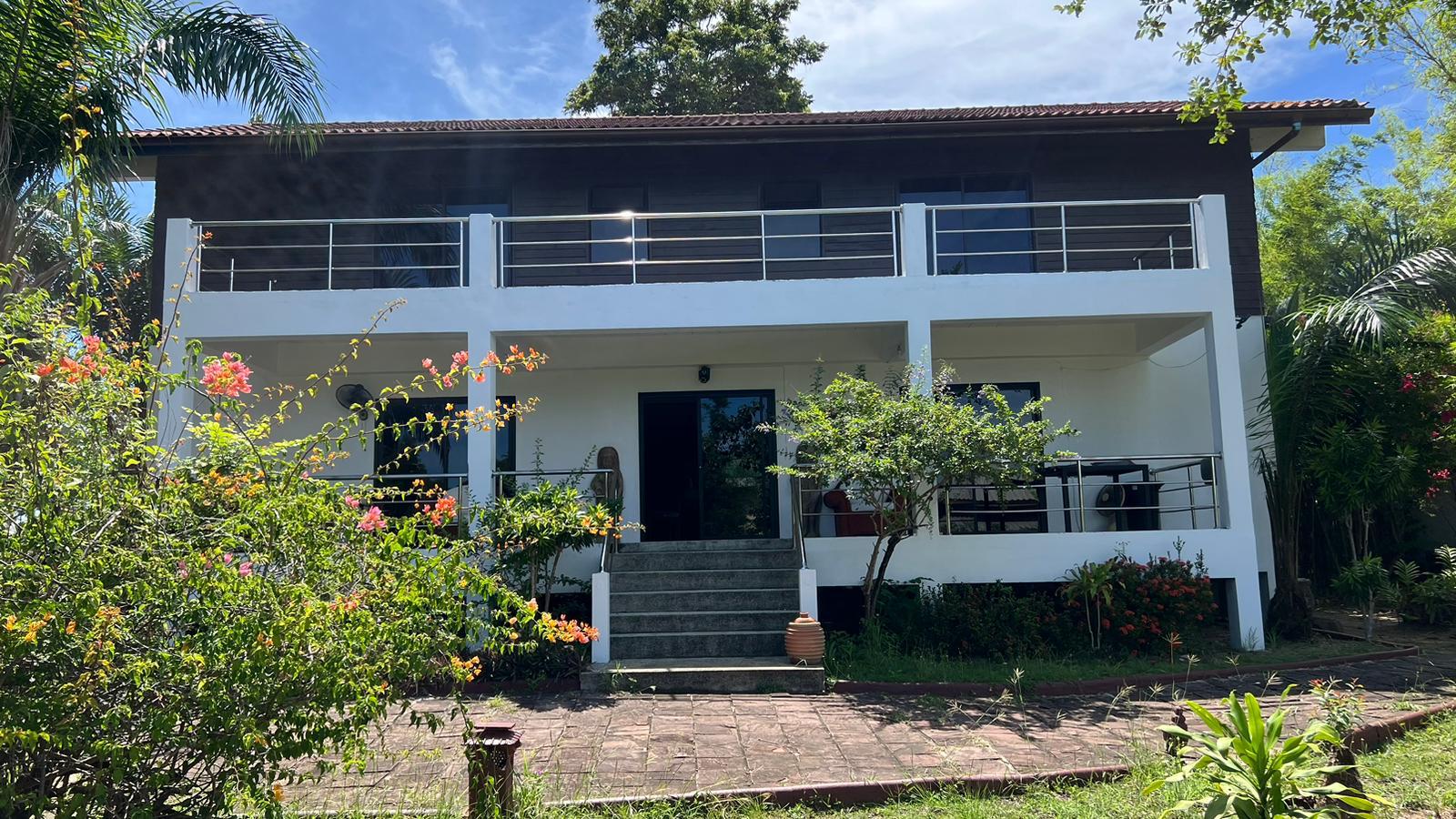 1 4 bedroom, 5 bathroom house. Garden, Swimming Pool. Koh Samui